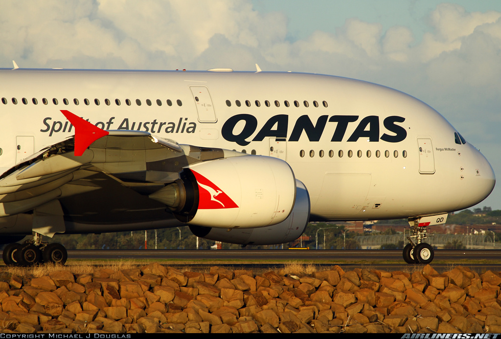 http://fl410.files.wordpress.com/2010/06/qantas-airbus-a380-800.jpg